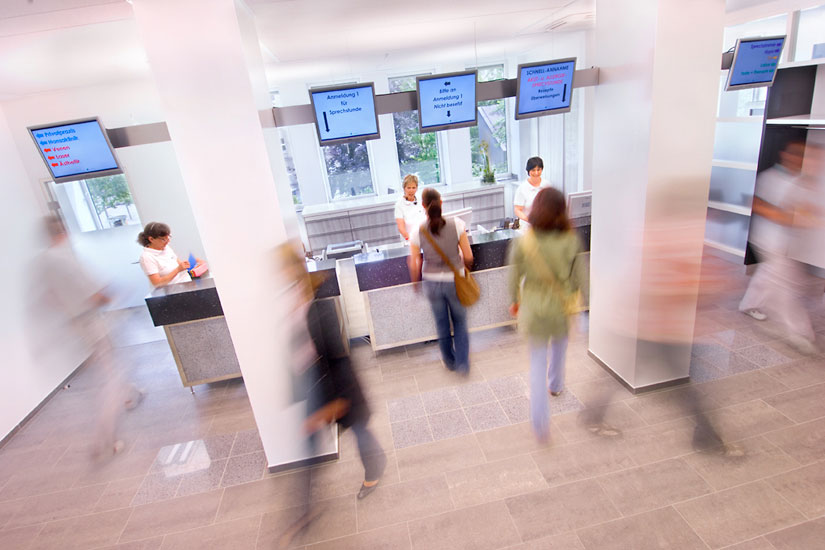 Besucher im MVZ Hansaklinik in Dortmund.
