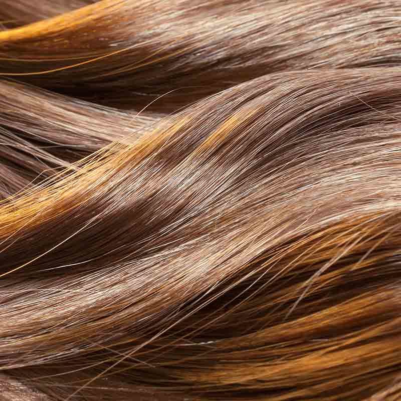 Viele Menschen wünschen sich volles und gesundes Haar.