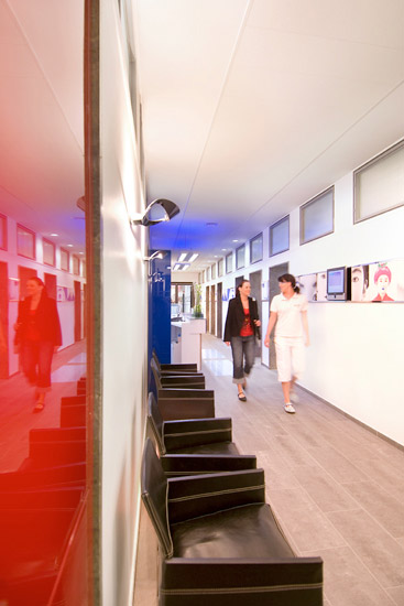 Patientin mit medizinischen Mitarbeiterin im MVZ Hansaklinik in Dortmund